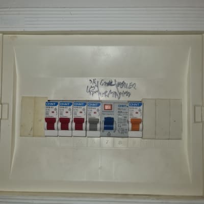 לוח חשמל עם מפסקים צבעוניים ומתגים