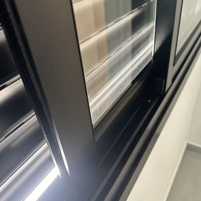 חלון נקי עם מסגרת שחורה