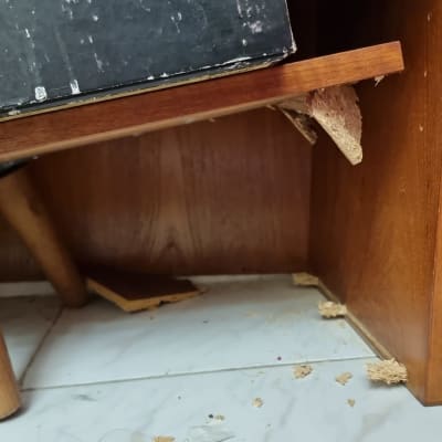 שולחן עץ שבור עם שבבי עץ על הרצפה