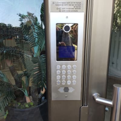 אינטרקום עם מצלמה ומקשים על דלת כניסה