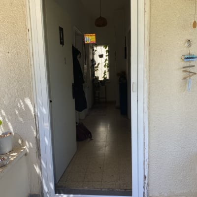 דלת אלומיניום לבנה עם מסגרת זכוכית