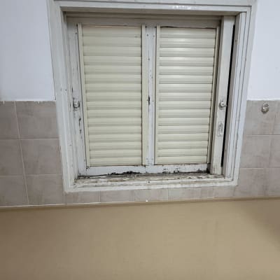 תריסים ישנים מותקנים בחלון