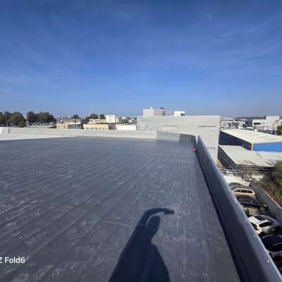 גג אטום עם חומר איטום, מבנים ברקע