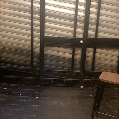 שער מתכת חשמלי עם תאורה עליונה