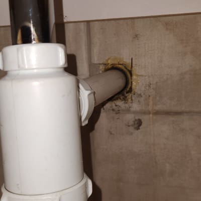 צינור מתחת לכיור עם חיבורי אינסטלציה