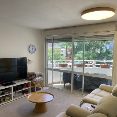 סלון עם תאורה עגולה בתקרה