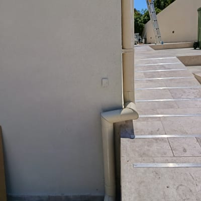 צינור ניקוז ליד קיר וליד מדרגות