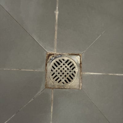 רצפת אריחים עם ניקוז מתכת מרובע