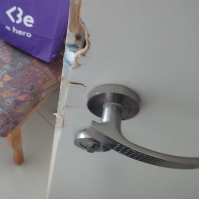 ידית דלת מתכתית ודלת פגומה