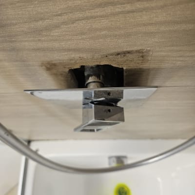 ברז מותקן על משטח עץ עם חיבורי צינור