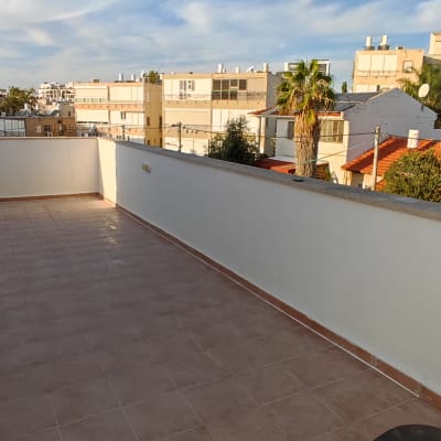 רצפת מרפסת מרוצפת עם גלגלים וכלי עבודה בפינה