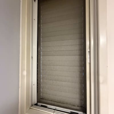 תריס חלון סגור במסגרת לבנה