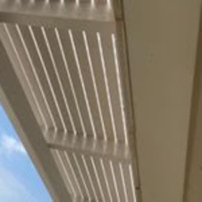 תמונה של סוכך עם שלבים פתוחים בשמיים בהירים