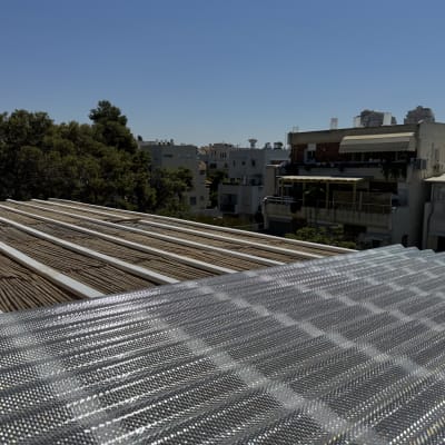 התקנת לוח סנטף שקוף על גבי פרגולת עץ