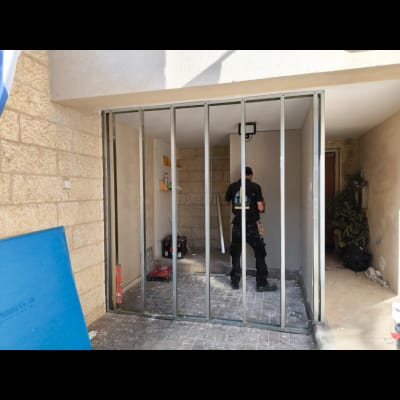 עבודת בנייה עם קונסטרוקציית מתכת