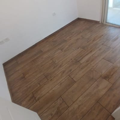 רצפת עץ חדשה בחדר לאחר שיפוץ