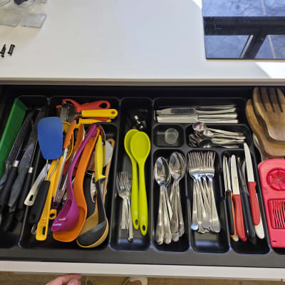 מגירת מטבח מאורגנת עם כלי בישול וסכו"ם