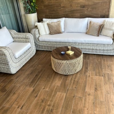 ספה וכורסה מרופדות עם כריות על רצפת עץ