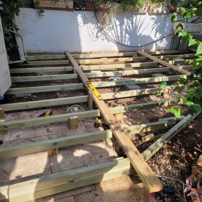 מבנה עץ בבנייה עם קורות עץ וכלי עבודה