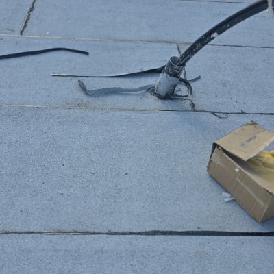 גג עם חומרי איטום וצינור חשוף