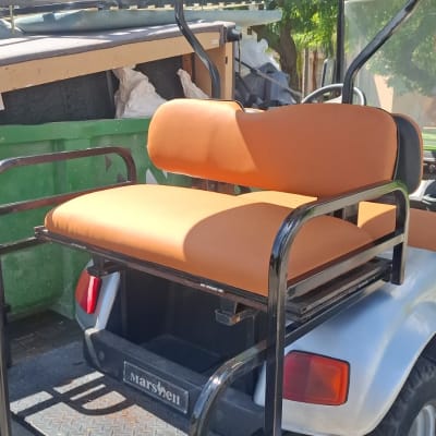 מושב מרופד כתום על רכב קטן