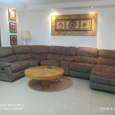 ספה פינתית גדולה בצבע חום בסלון מואר