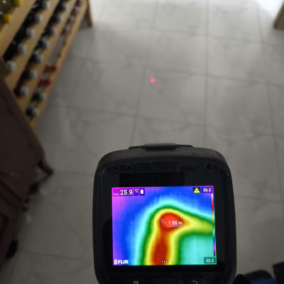 מד חום תרמי מציג אזור חם על הרצפה