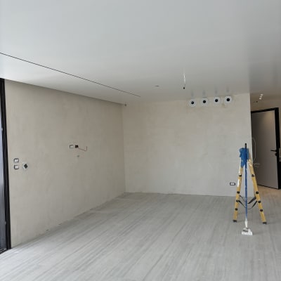 סולם וחדר ריק עם קירות צבועים