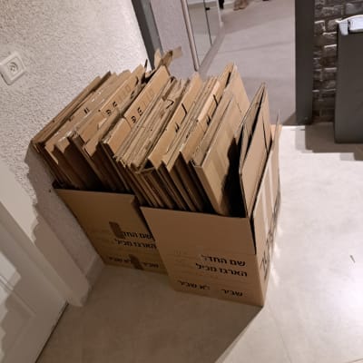 קופסאות קרטון לאריזה במסדרון בית