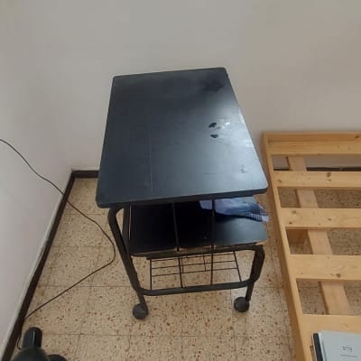 חדר עם שולחן קטן ומיטה