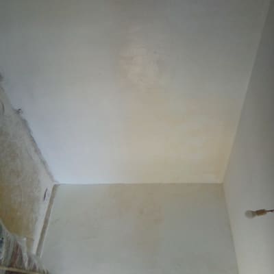 קיר עם חוט חשמל ונורה חשופה