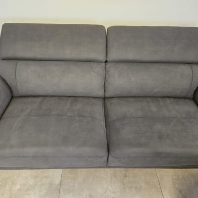 ספה אפורה נקייה עם ריפוד חלק