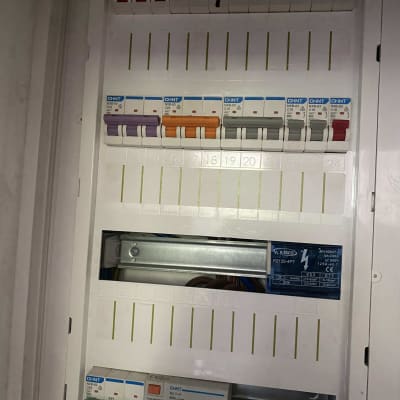 לוח חשמל עם מפסקים ומתגים צבעוניים