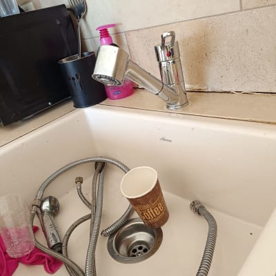 ברז וכיורים עם צינורות מתכת מנותקים