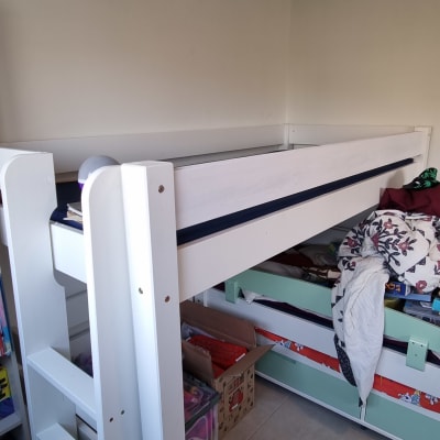 מיטת קומותיים מעץ עם סולם מובנה