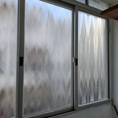 חלון זכוכית עם זכוכית מט במשרד