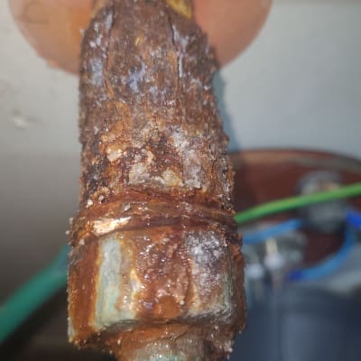 צינור חלוד עם חיבור לדוד שמש