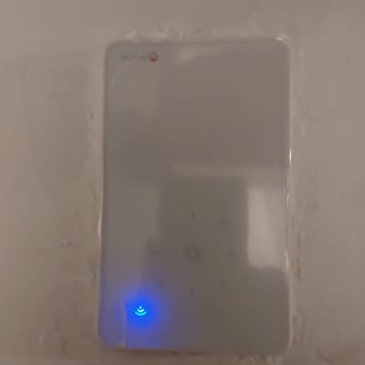 מתג חשמלי עם אור כחול על קיר