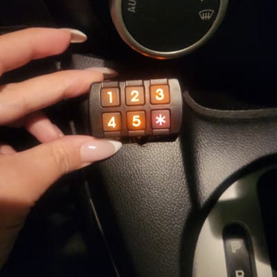 לוח מקשים ברכב ליד כפתור בקרת אקלים