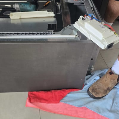 תיקון מכשיר חשמלי עם כלים וחלקים חשמליים