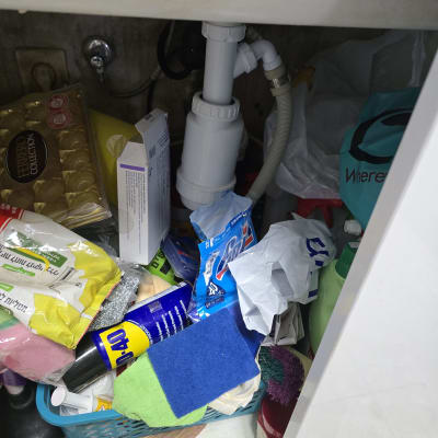 צינור ניקוז מתחת לכיור עם חפצים מסביב