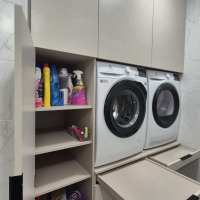 ארונות כביסה עם מכונת כביסה ומייבש