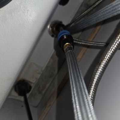 צינורות מתכת מחוברים למערכת מים