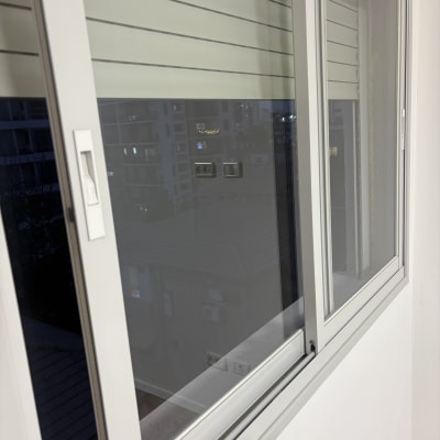 חלון נקי עם תריסים סגורים