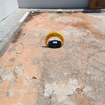 מחסום חניה חשמלי על קרקע חניה