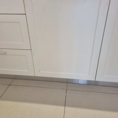 ארון מטבח לבן עם ידית מתכת