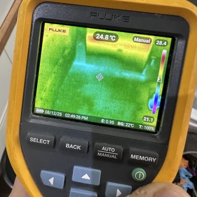 מד חום דיגיטלי עם תצוגת טמפרטורה