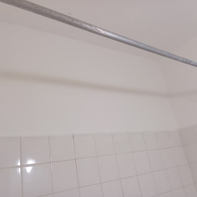 קיר צבוע עם אריחים לבנים