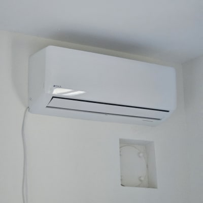 מזגן מותקן על קיר לבן