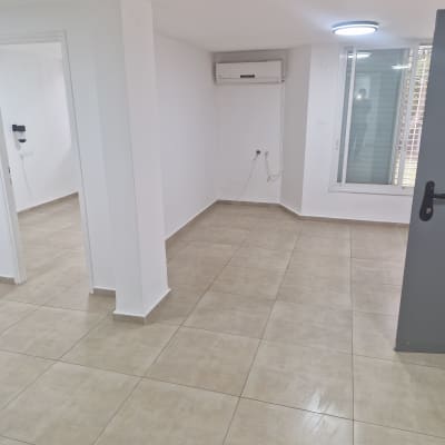 צביעת קירות ותקרה בלבן בחדר ריק מריהוט
